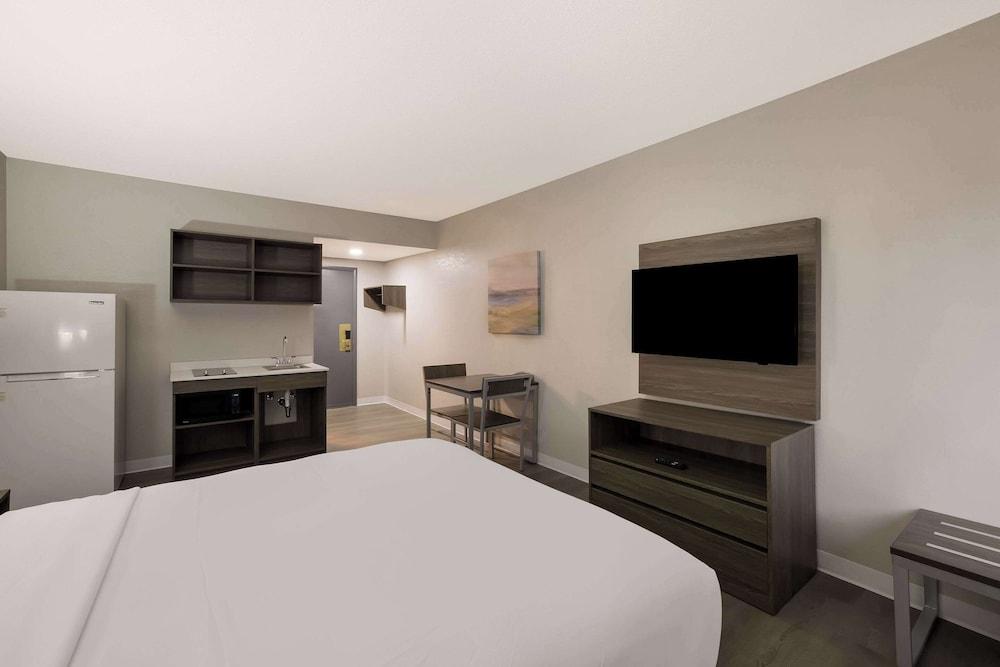 Suburban Studios Milwaukee Airport photo 20