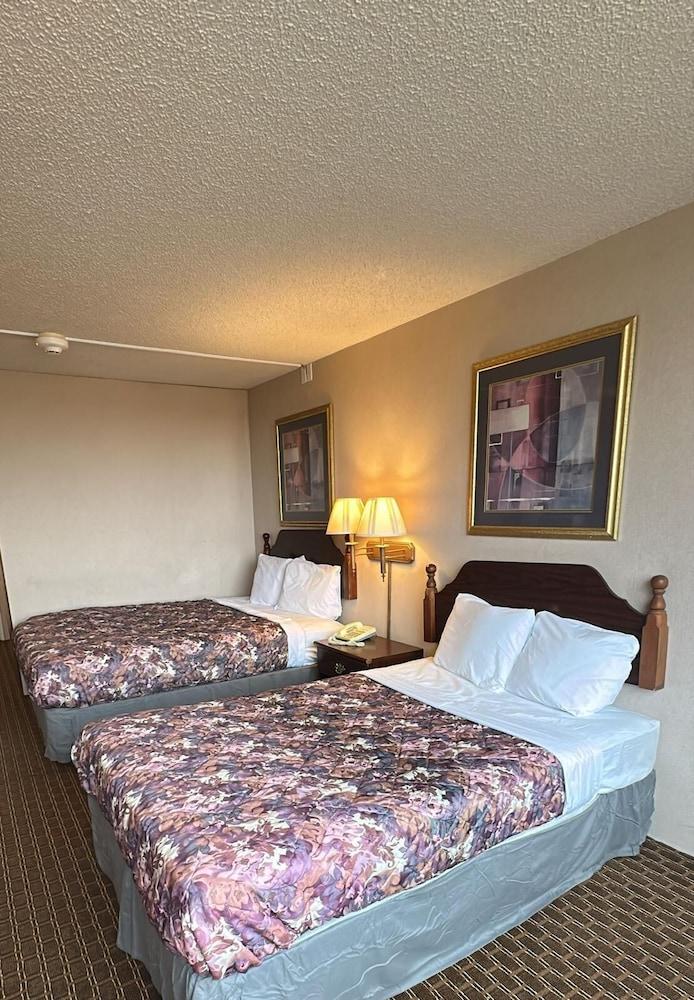 Napoleon Inn & Suits photo 2