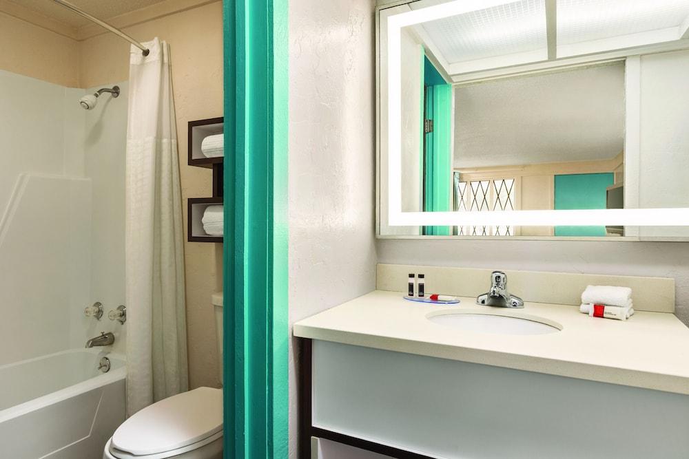 Dover Inn & Suites photo 16