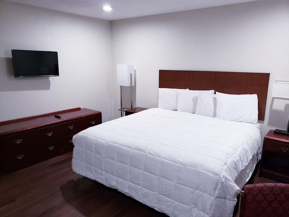 CLEAR LAKES INN photo 14