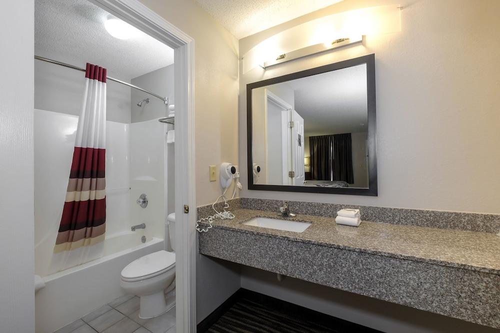 Red Roof Inn Defuniak Springs photo 18