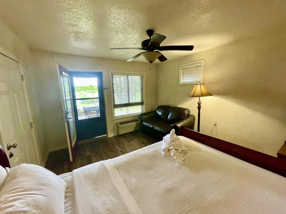 Lake View Queen Guest Room With Two Queens, Sleeper Sofa And Deck Overlooking Lake Ouachita. 1 Bedroom Hotel Room by RedAwning photo 5