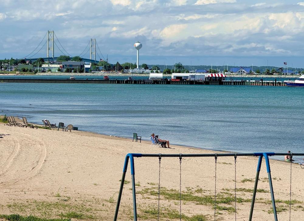 Beachcomber of Mackinaw photo 58