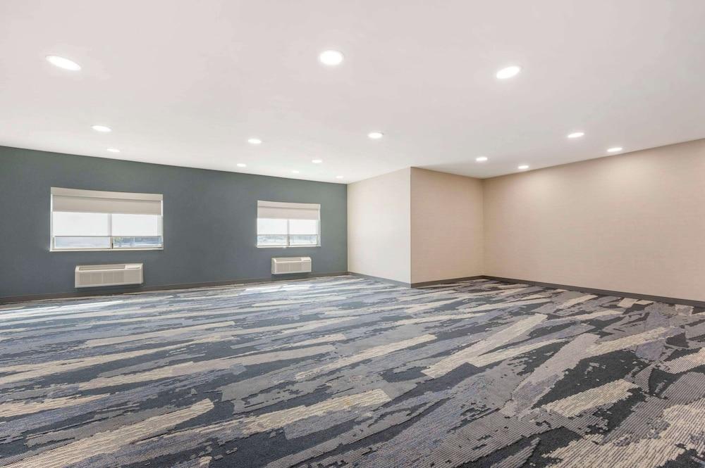 Comfort Inn Kendallville East photo 30
