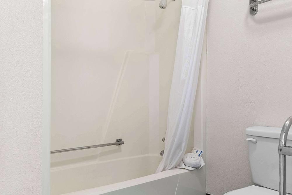 Rodeway Inn & Suites Saginaw I-675 photo 51