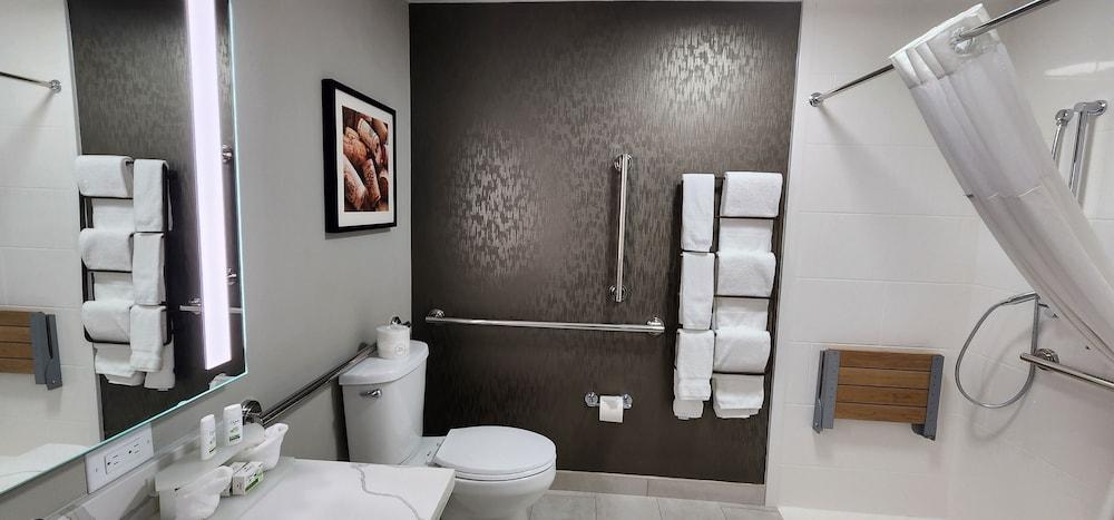 La Quinta Inn & Suites by Wyndham Yakima Downtown photo 86