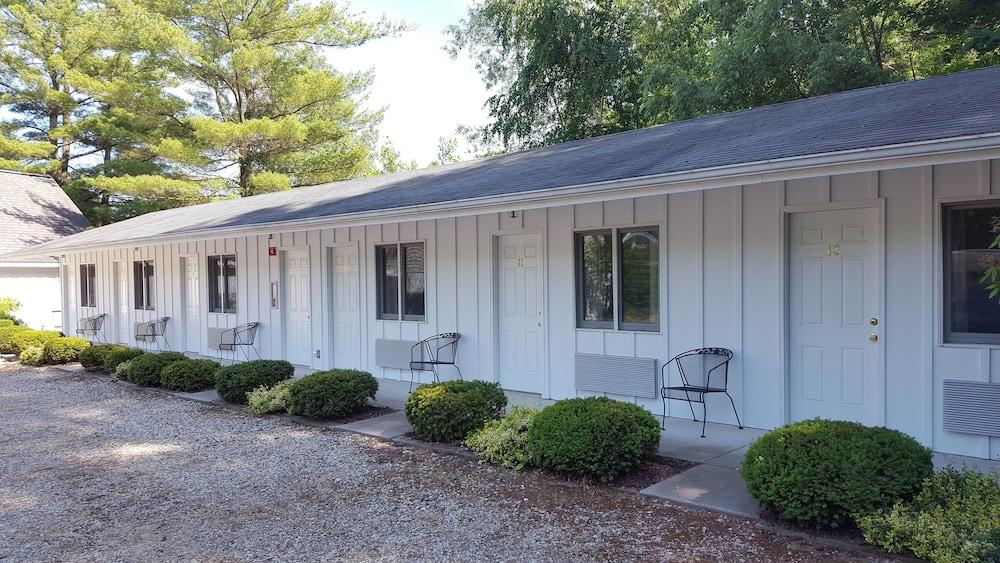Captain's Quarters Motel photo 38