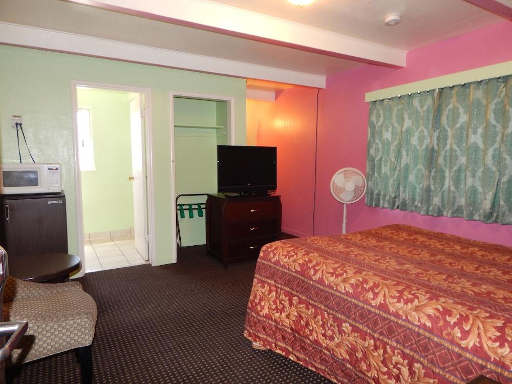 M B Motor Inn photo 8