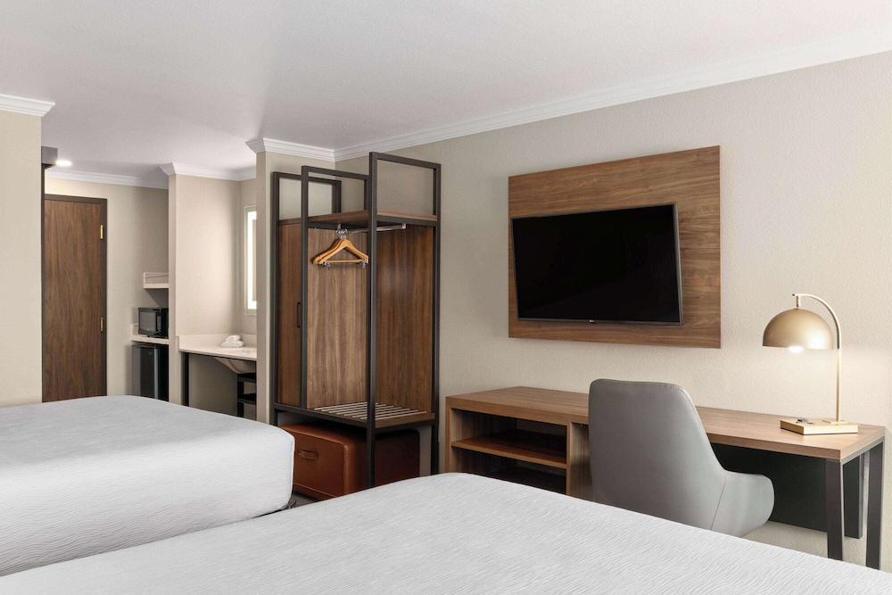 La Quinta Inn & Suites by Wyndham Yakima Downtown photo 58