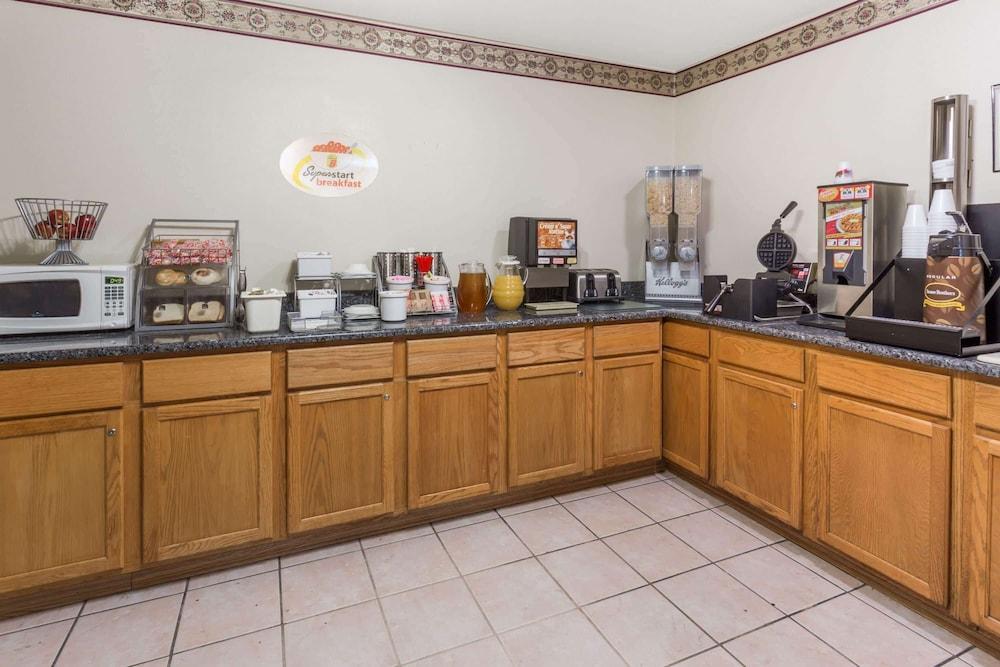 Super 8 by Wyndham Morris photo 10