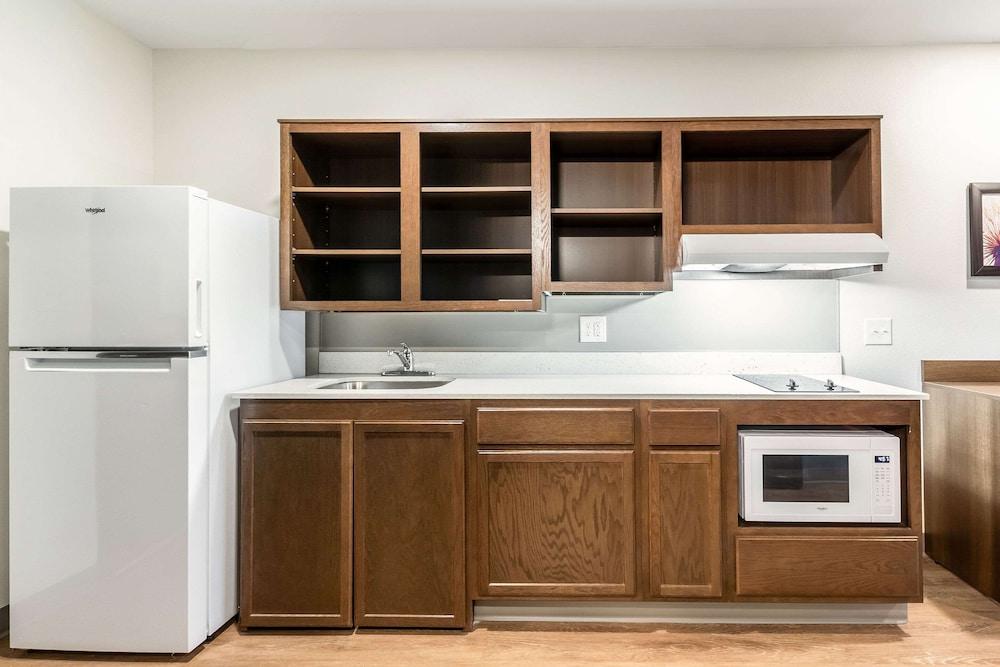 WoodSpring Suites Indianapolis Airport South photo 17