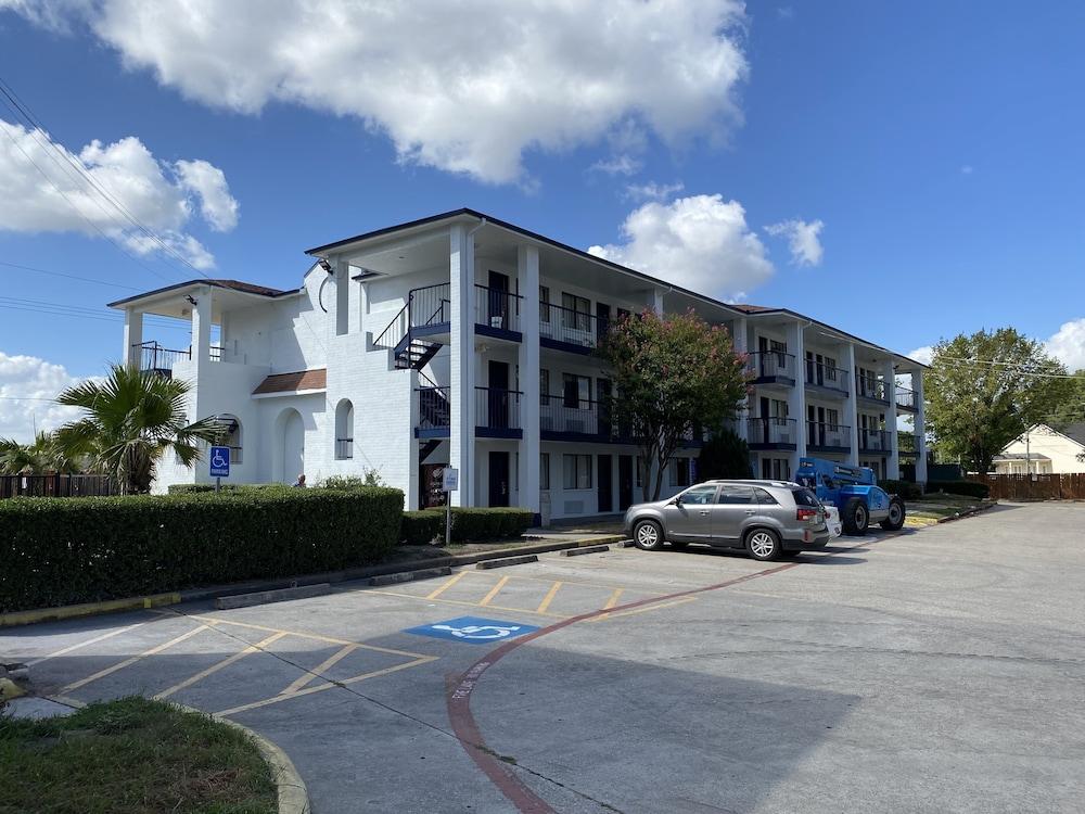 SureStay Hotel by Best Western Spring North Houston photo 33