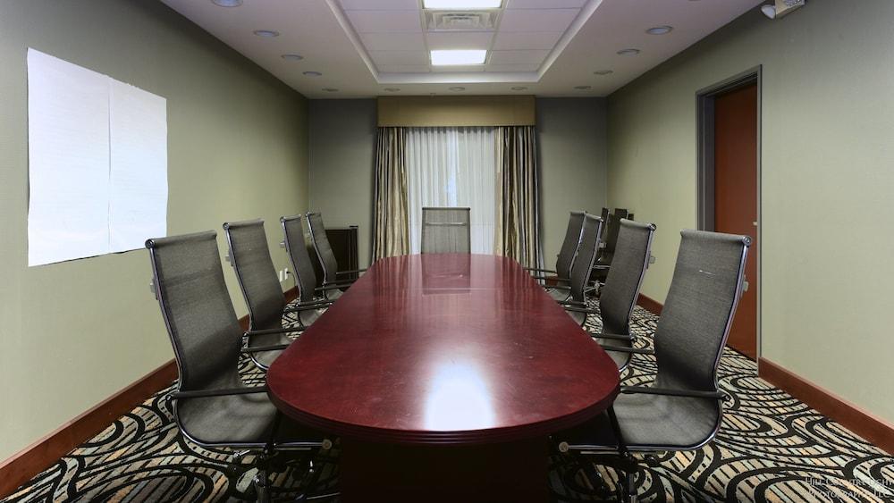 Holiday Inn Express & Suites Fredericksburg by IHG photo 17