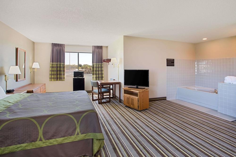 Super 8 by Wyndham Charles City photo 6
