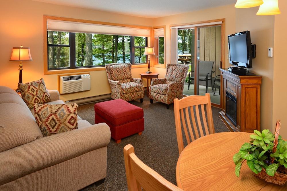 The Pointe Hotel and Suites photo 2