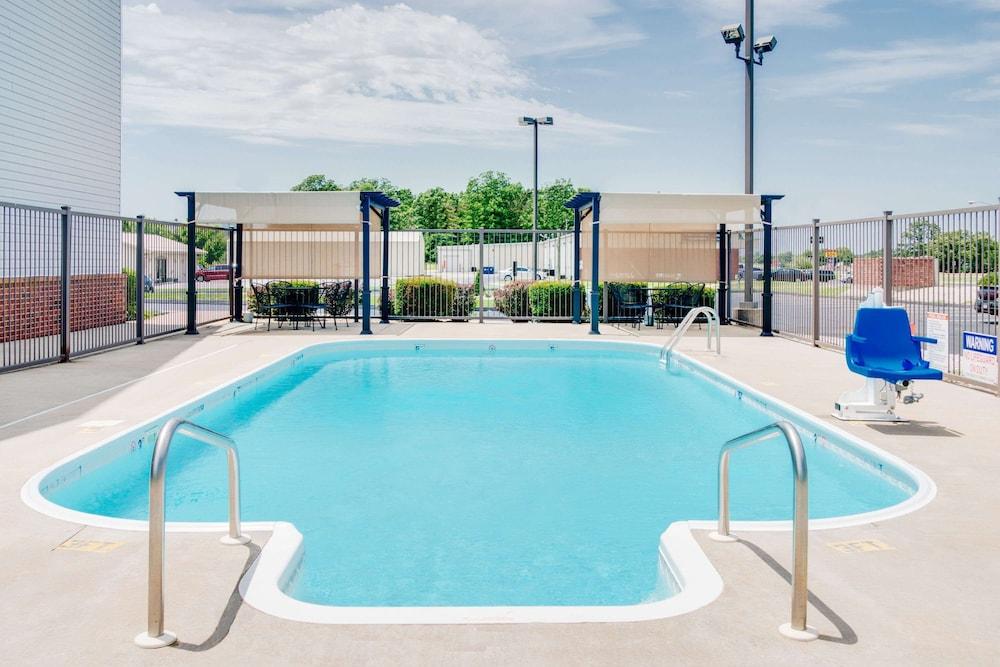 Super 8 by Wyndham Monett photo 11