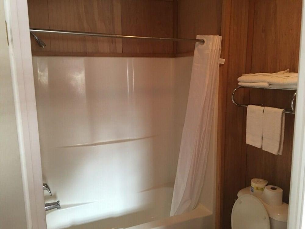 Whispering Creek Lodging & RV Resort photo 20
