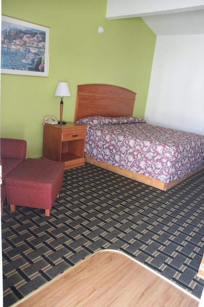 Frontier Motel photo 16
