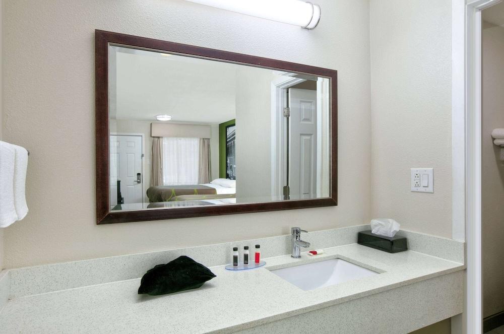 Super 8 by Wyndham Palestine photo 21