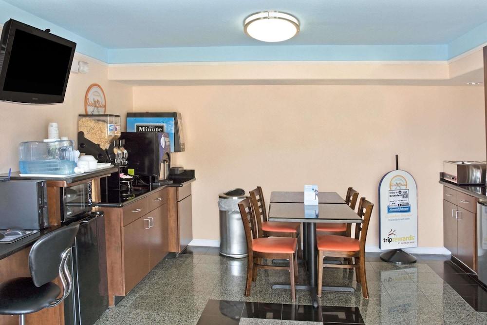 Howard Johnson by Wyndham Houston Heights/Downtown photo 15