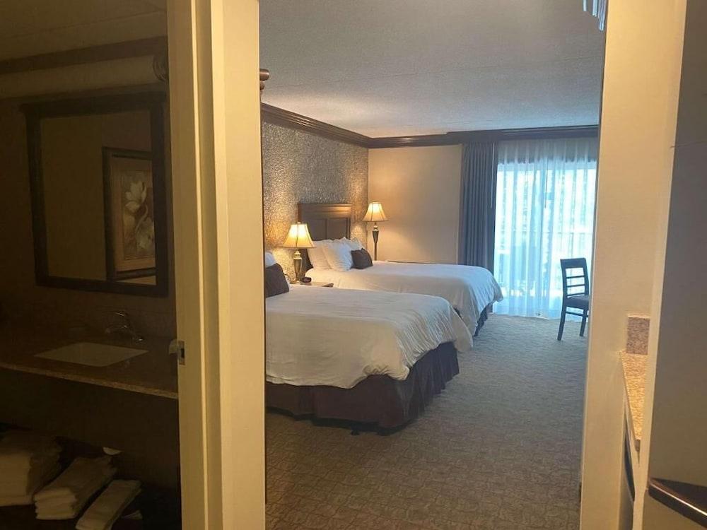 Fourwinds Lakeside Inn & Marina photo 3
