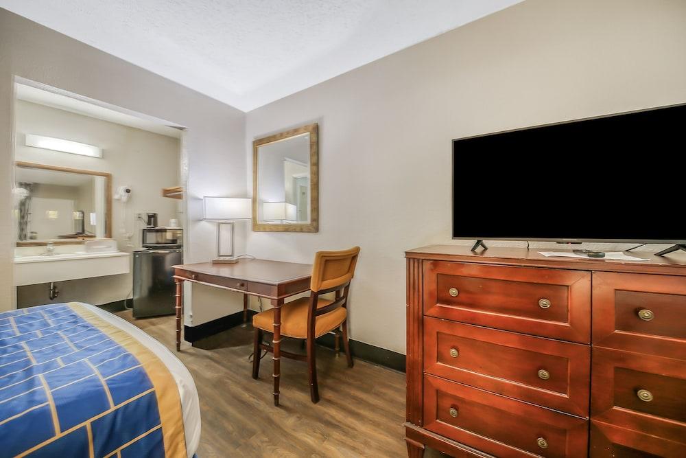 Econo Lodge Daytona Beach - Speedway photo 51