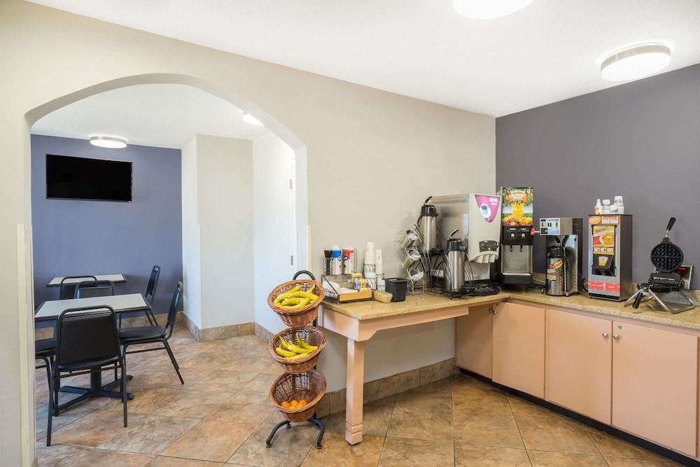 Microtel Inn by Wyndham Bowling Green photo 13