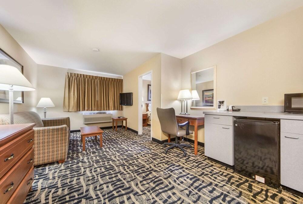 Super 8 by Wyndham Cozad photo 9