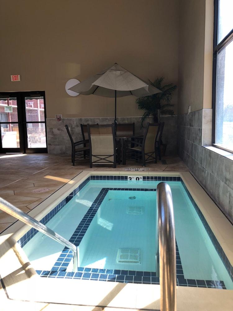 Express Suites Riverport Inn & Suites photo 5
