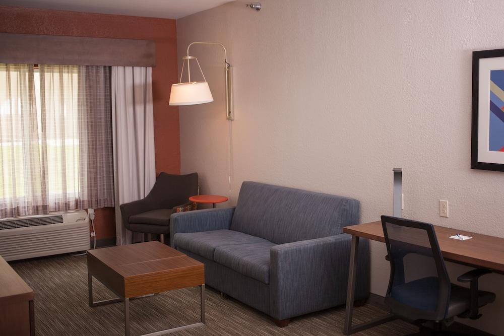 Holiday Inn Express Hotel & Suites by IHG photo 4