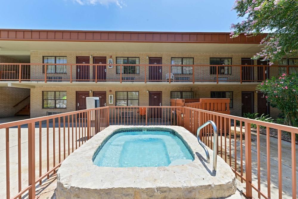 Americas Best Value Inn & Suites Victoria photo 8