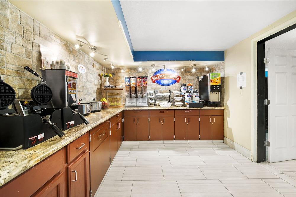 Baymont by Wyndham Muncie Near Ball State University photo 44