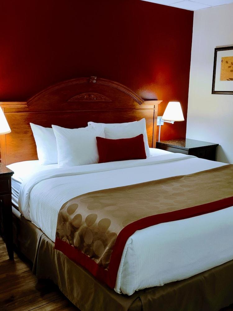 Ramada by Wyndham Albert Lea photo 26