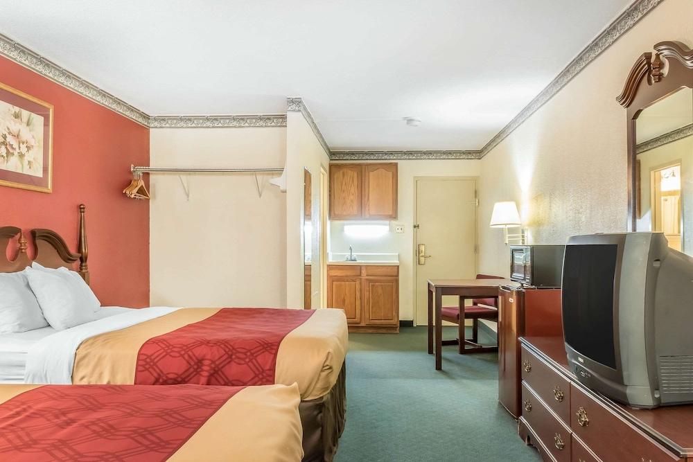 Econo Lodge Reading Airport photo 24