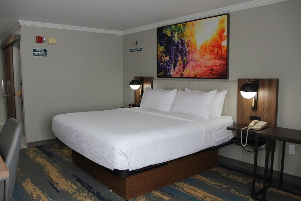 La Quinta Inn & Suites by Wyndham Yakima Downtown photo 30