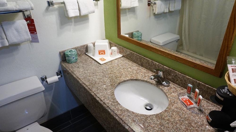 Econo Lodge Inn & Suites Pekin - Peoria Area photo 35