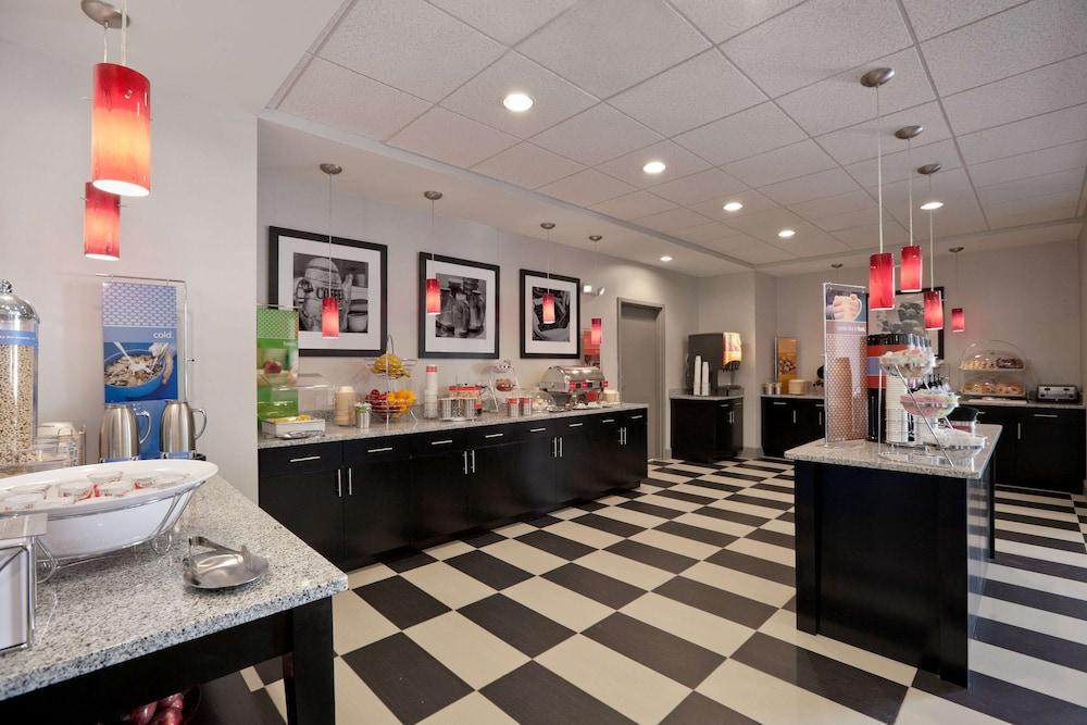 Hampton Inn & Suites Roanoke Airport photo 39
