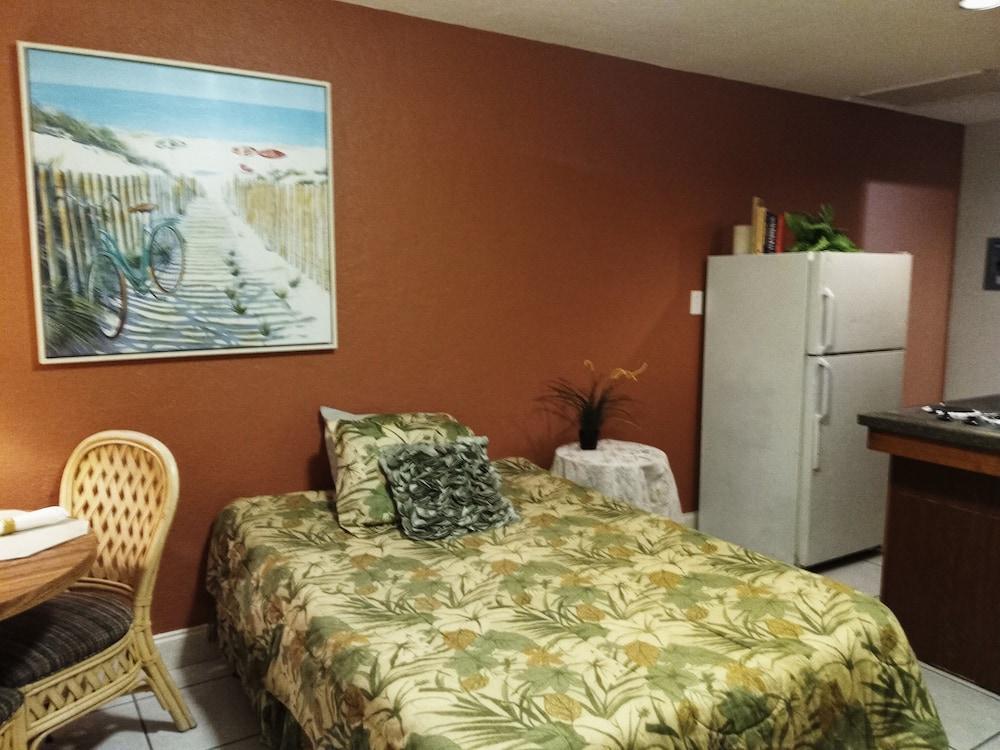 Swashbuckler Motel photo 45