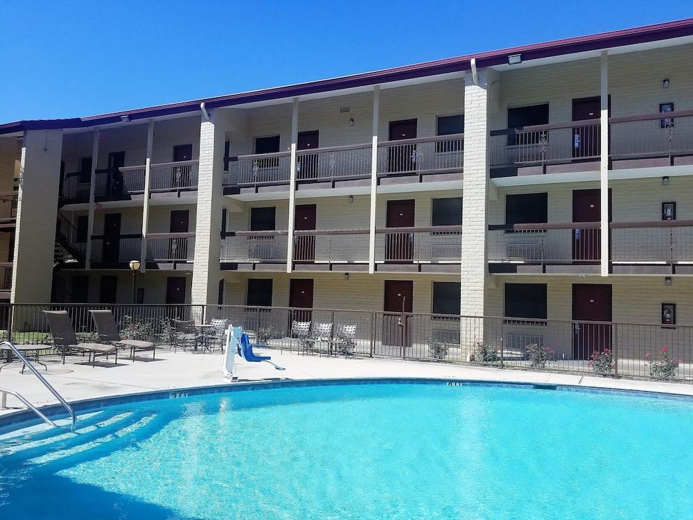 Red Roof Inn & Suites Houston - Hobby Airport photo 11