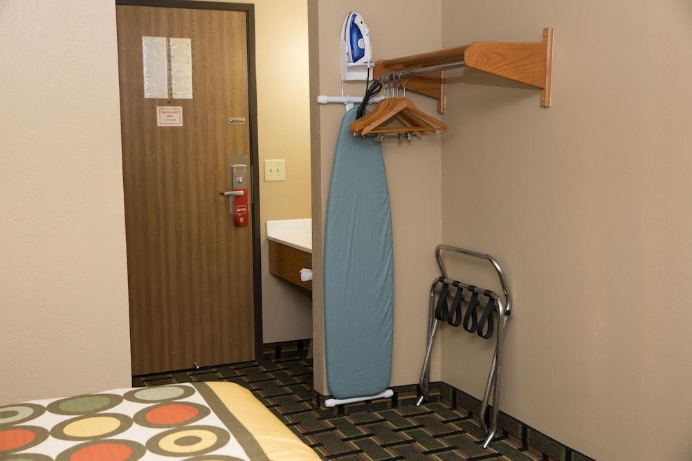 Econo Lodge Canton North photo 12