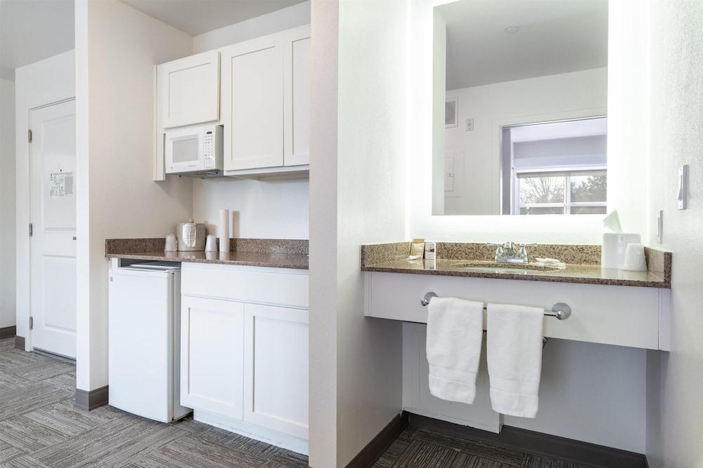 Marshall Suites Bainbridge Island, SureStay Collection by BW photo 4