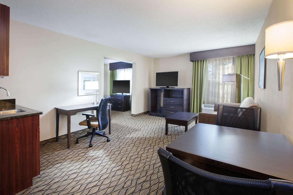 Wingate by Wyndham Roseville/Detroit photo 4