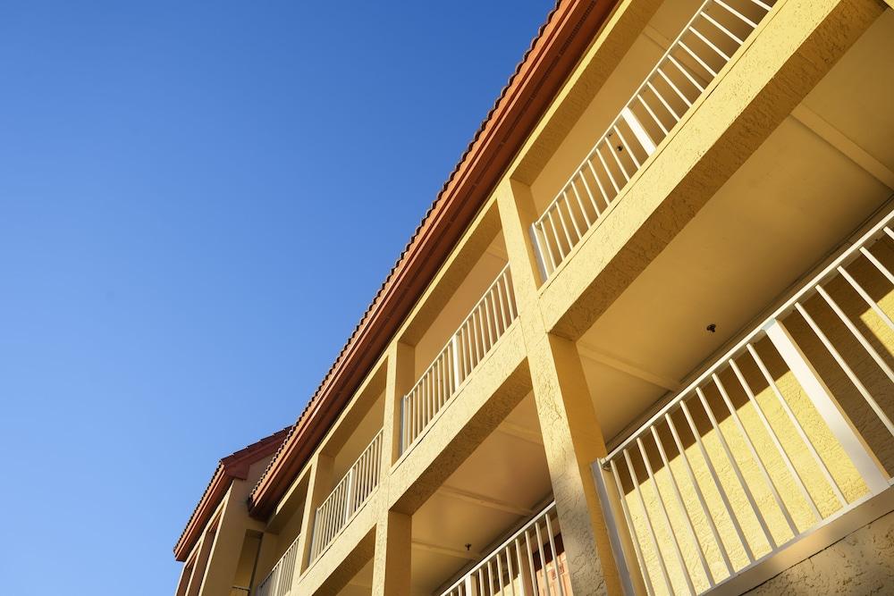 Parc Corniche Condominium Suite Hotel photo 73