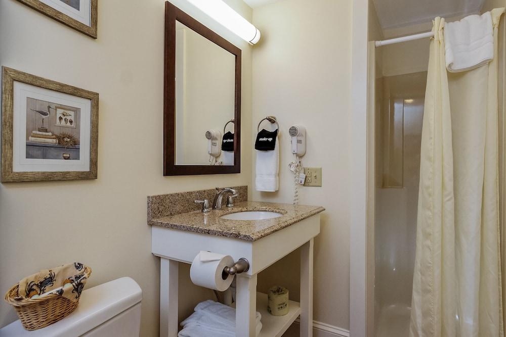 Glen Cove Inn & Suites photo 47