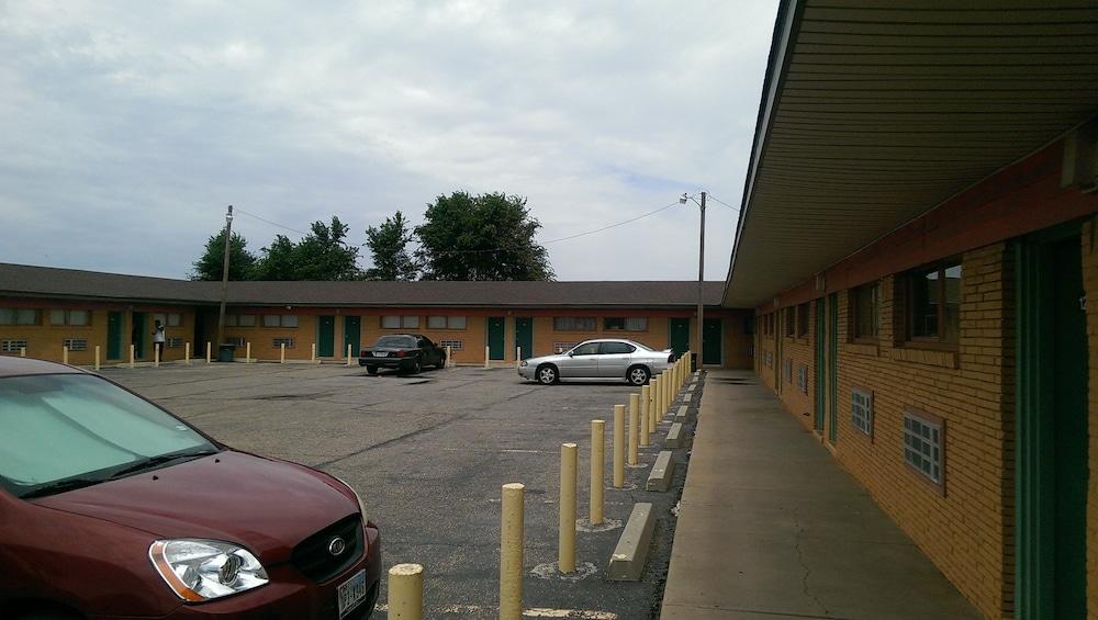 Deluxe Inn photo 10