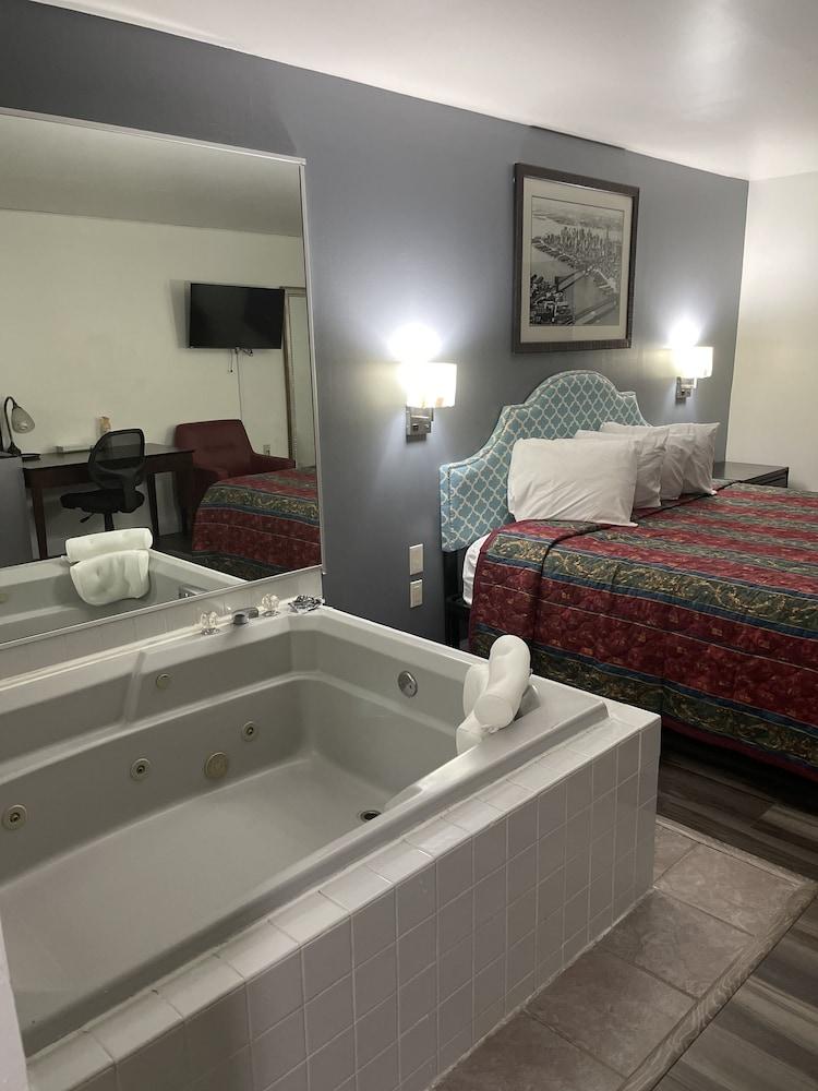 Greenwoods Inn & Suites photo 4