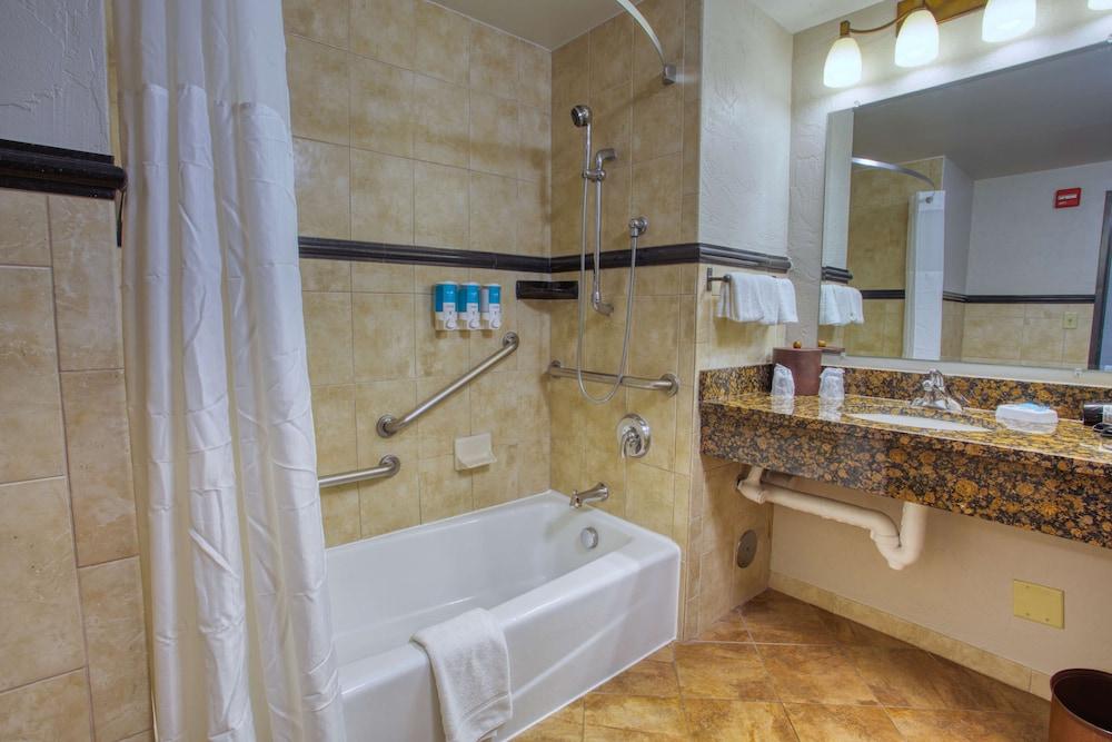 Drury Inn & Suites Near La Cantera Parkway photo 28