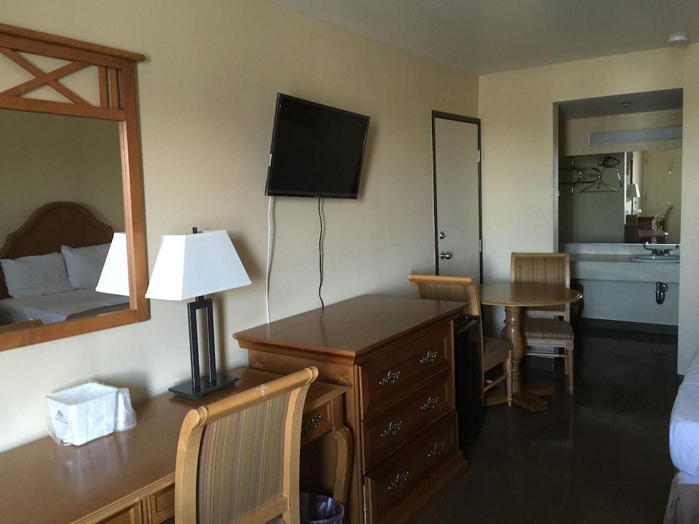 Motel 6 Henderson, NV photo 16