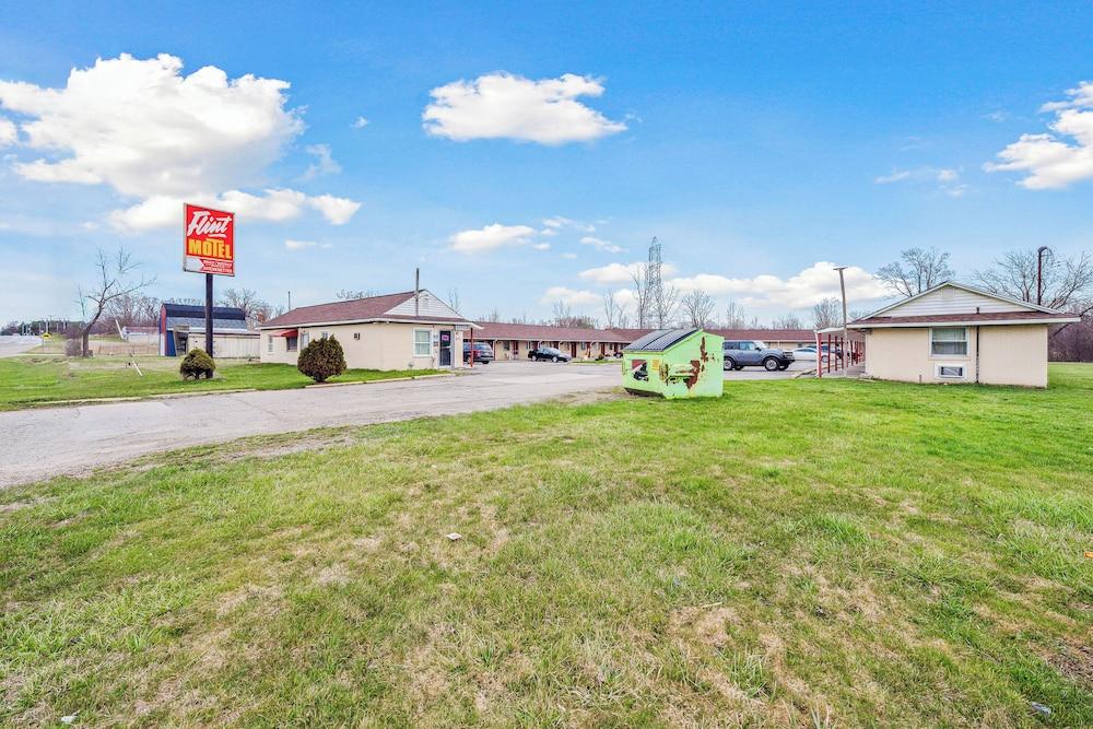 Flint Motel by OYO MI Near I-475 photo 1