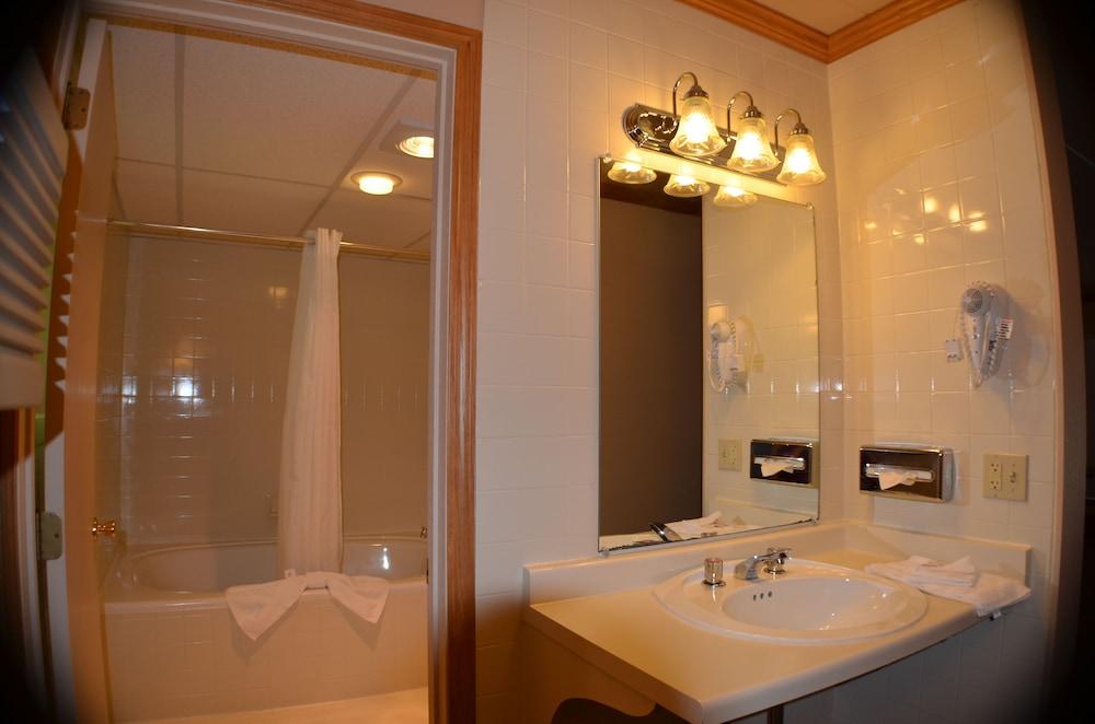 Amber's Inn & Suites photo 49